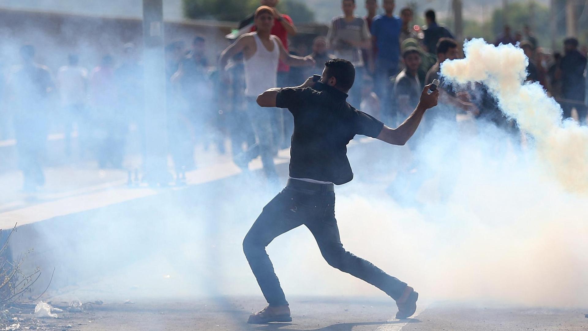Ein Palästinenser während Kämpfen mit israelischen Truppen