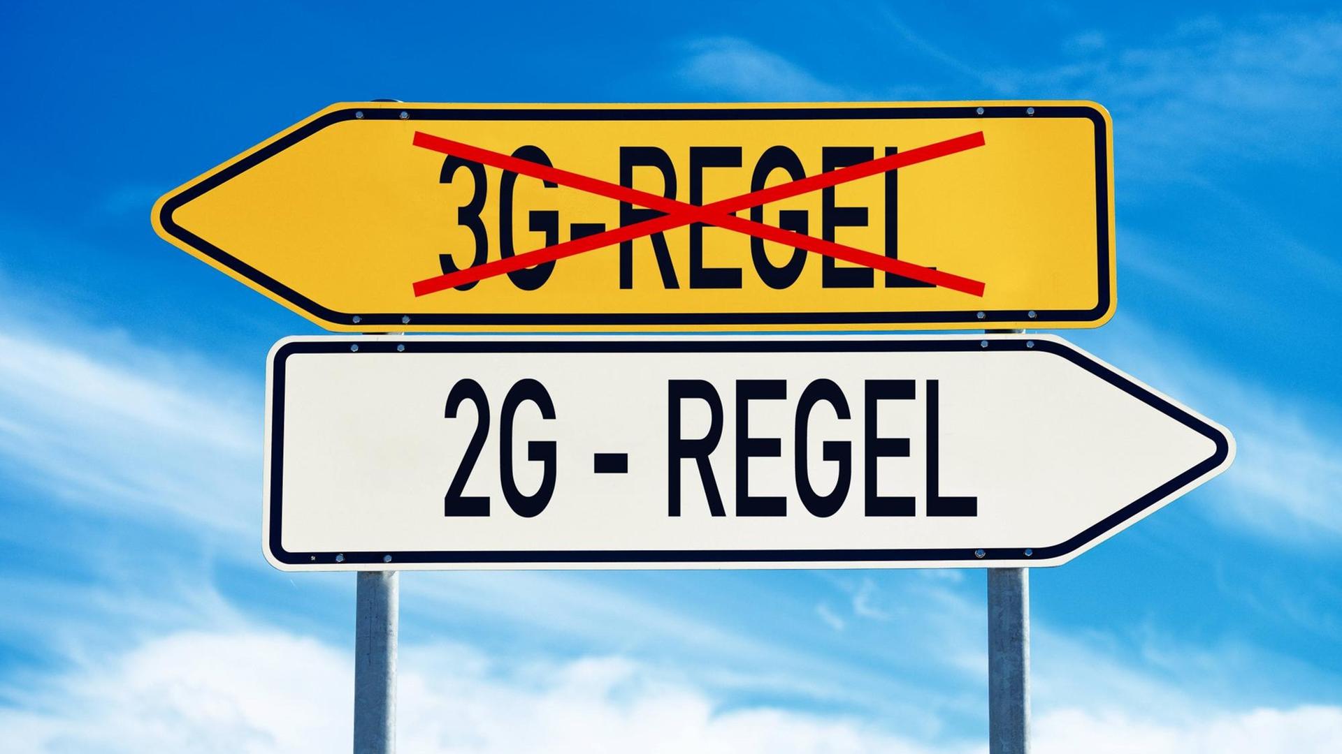 Zwei Schilder weisen in die jeweils andere Richtung. Das eine ist mit "3G-Regel" beschriftet und durchgestrichen, das andere zeigt "2G-Regel". Zwei Schilder weisen in die jeweils andere Richtung. Das eine ist mit "3G-Regel" beschriftet und durchgestrichen, das andere zeigt "2G-Regel".