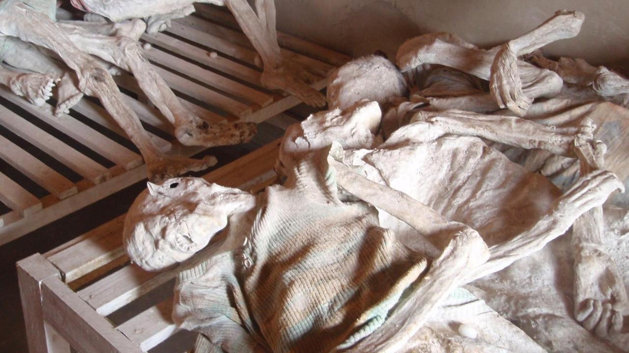 In der Genozid-Gedenkstätte Murambi werden die Skelette der Toten aufgebahrt. In der Genozid-Gedenkstätte Murambi werden die Skelette der Toten aufgebahrt.
