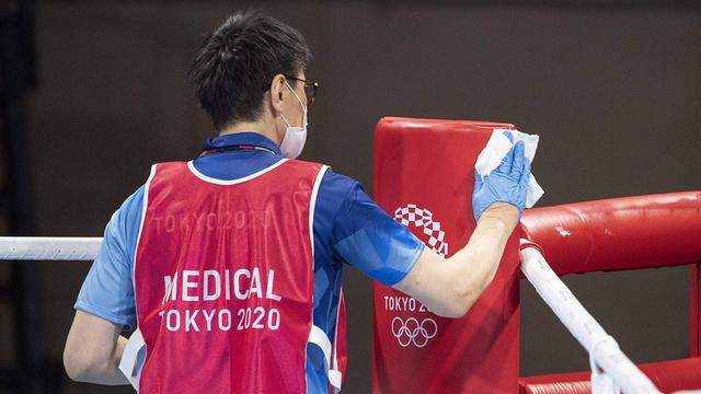 Bei den Olympischen Spielen 2020 in Tokio: Nach jedem Kampf wird der Ring wegen Corona von Fachkraeften Fachkräften gründlich gereinigt.