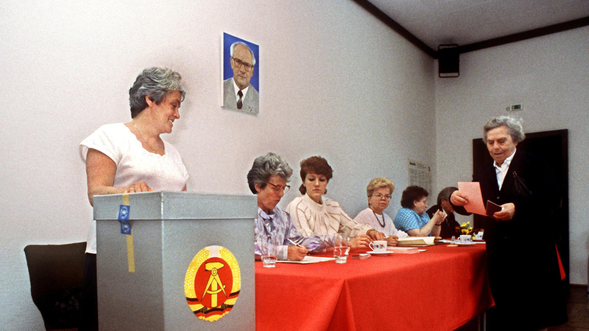 Blick in ein Wahllokal in Ost-Berlin während der Kommunalwahl am 7. Mai 1989. Blick in ein Wahllokal in Ost-Berlin während der Kommunalwahl am 7. Mai 1989.