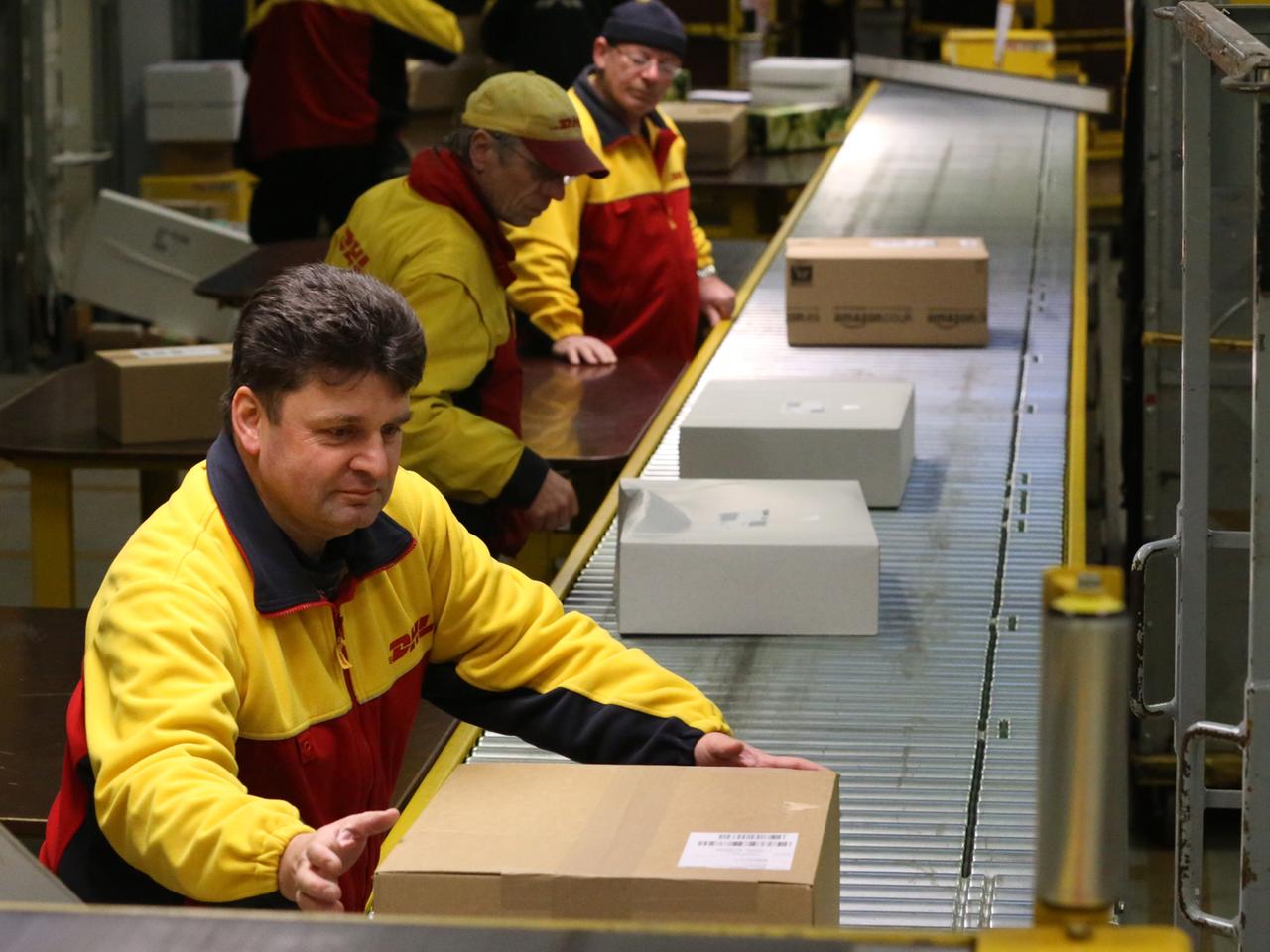 Mitarbeiter im Paketzentrum Rostock sortieren Pakete. Mitarbeiter im Paketzentrum Rostock sortieren Pakete.