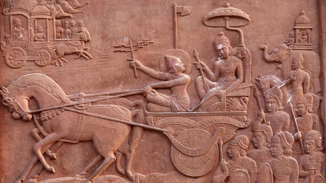Krishna lenkt den Streitwagen von Arjuna, Abbildung aus einem Hindu-Tempel in Indien
