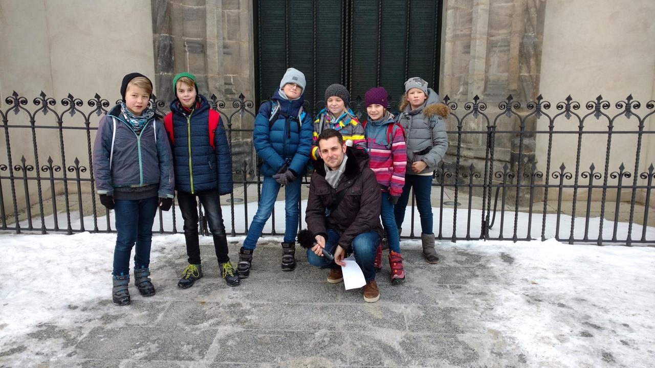 Tim und die Kinder vor der Tür, an die Luther seine Thesen genagelt haben soll Tim und die Kinder vor der Tür, an die Luther seine Thesen genagelt haben soll