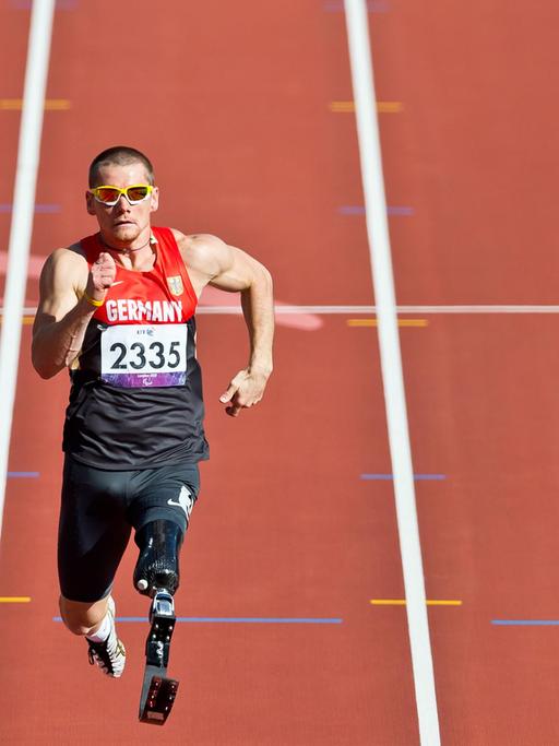 Wojtek Czyz beim 100-Meter-Lauf der Herren während der Paralympics in Athen 2012.