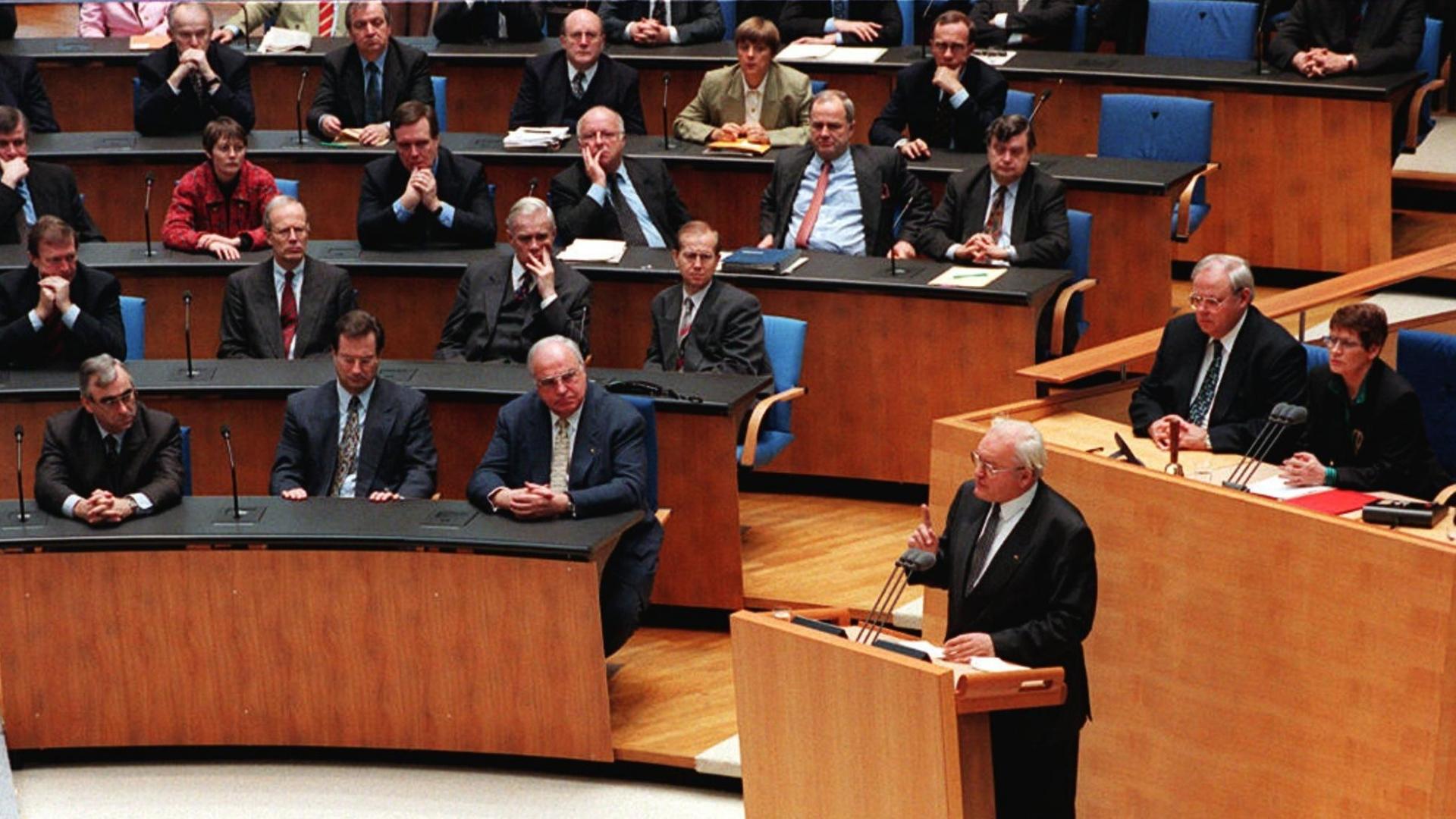Bundespräsident Roman Herzog hält am 19. Januar 1996 während seiner vor dem Bundestag in Bonn, mit der er dazu aufruft, die Erinnerungen an die NS-Verbrechen wachzuhalten. Bundespräsident Roman Herzog hält am 19. Januar 1996 während seiner vor dem Bundestag in Bonn, mit der er dazu aufruft, die Erinnerungen an die NS-Verbrechen wachzuhalten.