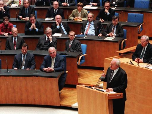 Bundespräsident Roman Herzog hält am 19. Januar 1996 während seiner vor dem Bundestag in Bonn, mit der er dazu aufruft, die Erinnerungen an die NS-Verbrechen wachzuhalten.