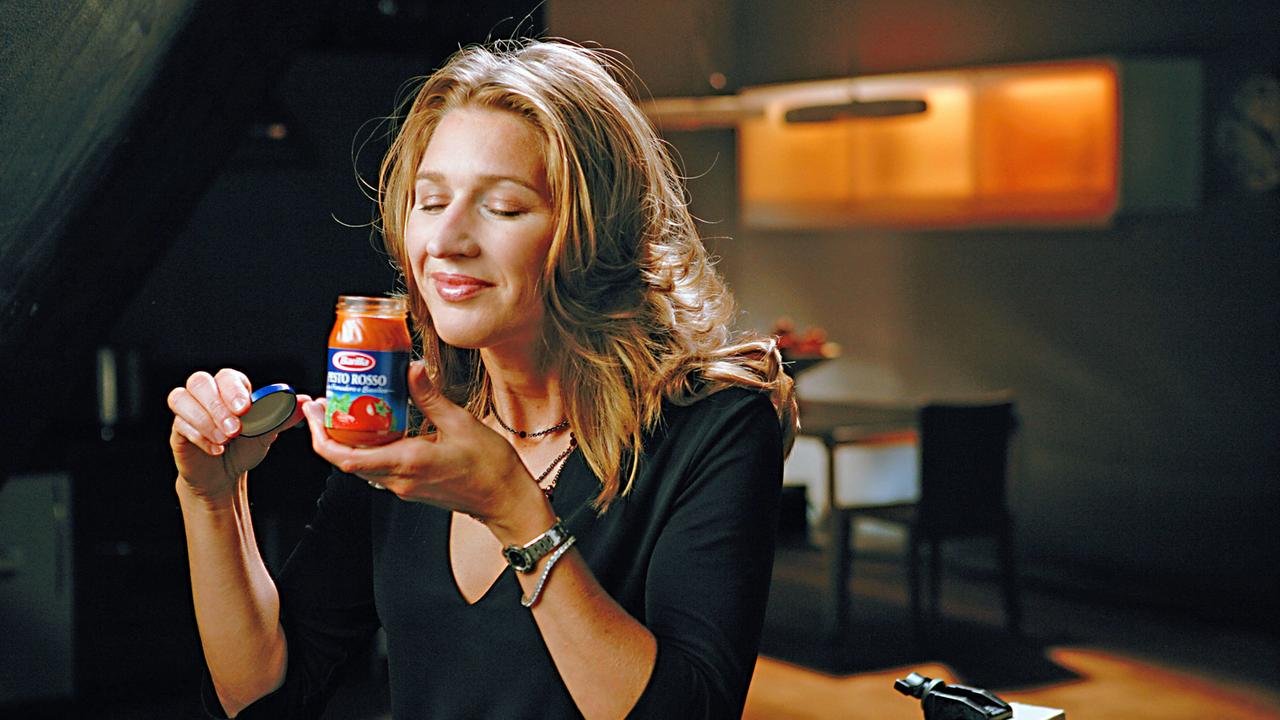 Der ehemalige Tennisstar Steffi Graf hält bei Werbeaufnahmen für den italienischen Lebensmittelspezialisten Barilla eines der Produkte des Unternehmens in der Hand. Der ehemalige Tennisstar Steffi Graf hält bei Werbeaufnahmen für den italienischen Lebensmittelspezialisten Barilla eines der Produkte des Unternehmens in der Hand.