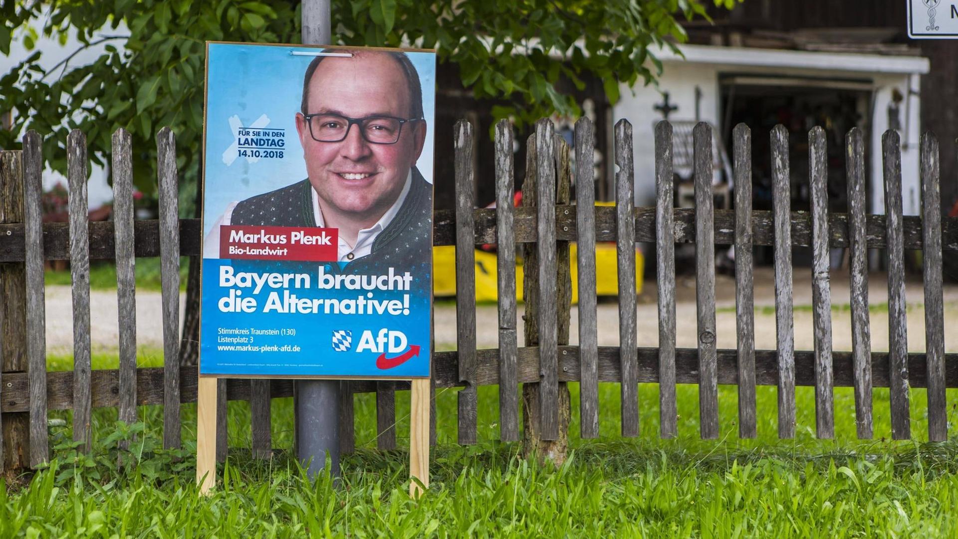 Ein Wahlplakat der AfD zur Landtagswahl in Bayern 2018 zeigt den Politiker Markus Plenk. Ein Wahlplakat der AfD zur Landtagswahl in Bayern 2018 zeigt den Politiker Markus Plenk.
