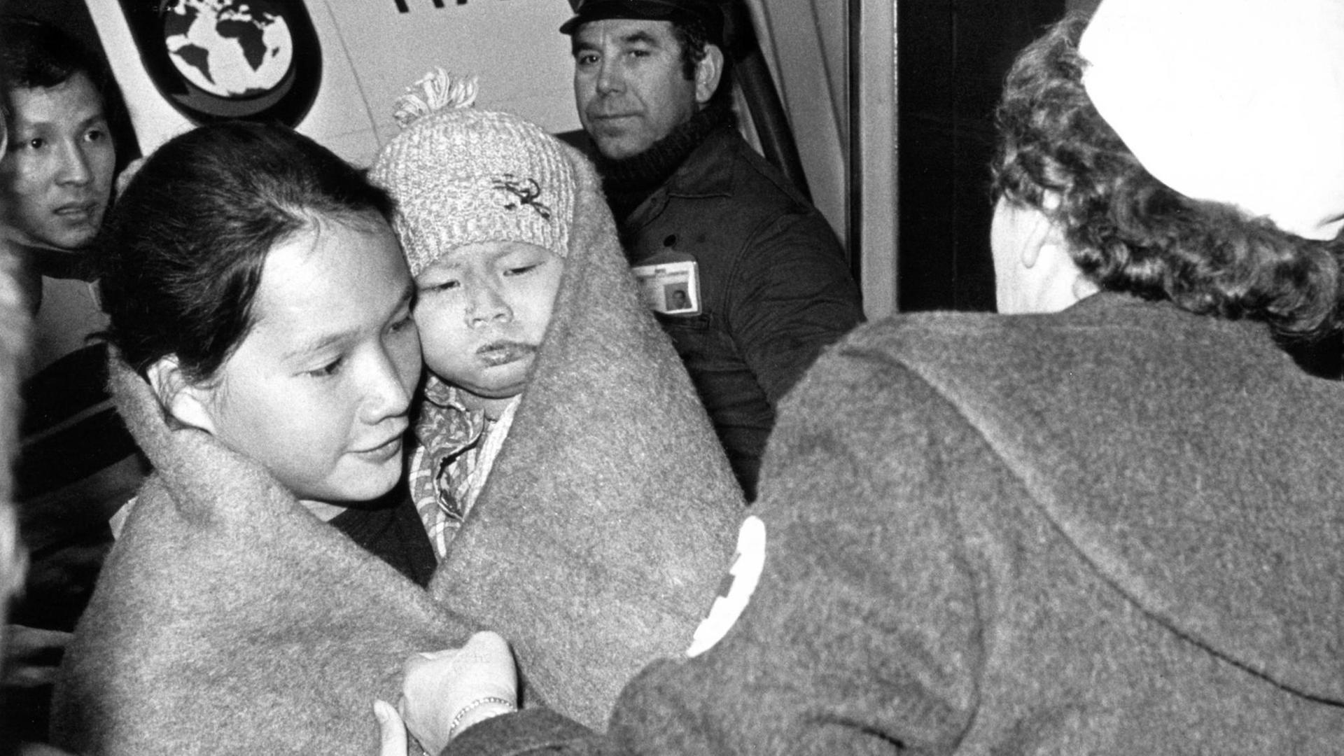 163 boatpeople, darunter 72 Kinder, bei ihrer Ankunft auf dem Flughafen in Hannover am 03.12.1978. Auf Initiative des niedersächsischen Ministerpräsidenten Albrecht wurden die Vietnam-Flüchtlinge von dem völlig überfüllten Schiff "Hai Hong" nach Hannover geflogen. 163 boatpeople, darunter 72 Kinder, bei ihrer Ankunft auf dem Flughafen in Hannover am 03.12.1978. Auf Initiative des niedersächsischen Ministerpräsidenten Albrecht wurden die Vietnam-Flüchtlinge von dem völlig überfüllten Schiff "Hai Hong" nach Hannover geflogen.