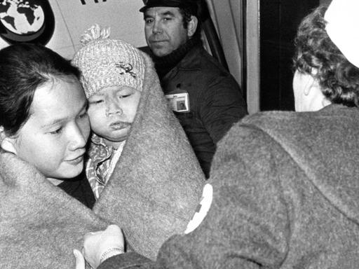 163 boatpeople, darunter 72 Kinder, bei ihrer Ankunft auf dem Flughafen in Hannover am 03.12.1978. Auf Initiative des niedersächsischen Ministerpräsidenten Albrecht wurden die Vietnam-Flüchtlinge von dem völlig überfüllten Schiff "Hai Hong" nach Hannover geflogen.
