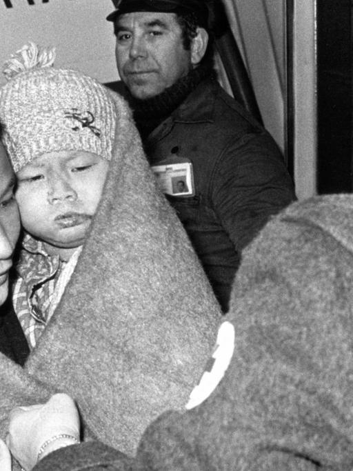 163 boatpeople, darunter 72 Kinder, bei ihrer Ankunft auf dem Flughafen in Hannover am 03.12.1978. Auf Initiative des niedersächsischen Ministerpräsidenten Albrecht wurden die Vietnam-Flüchtlinge von dem völlig überfüllten Schiff "Hai Hong" nach Hannover geflogen.