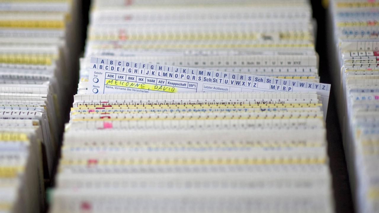 Patientenakten in einem Hängeschrank in einer Arztpraxis Patientenakten in einem Hängeschrank in einer Arztpraxis