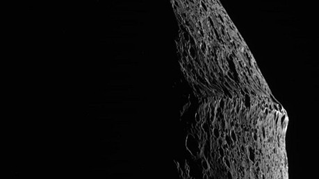 Der Äquatorwulst auf Iapetus (Detailansicht) Der Äquatorwulst auf Iapetus (Detailansicht)