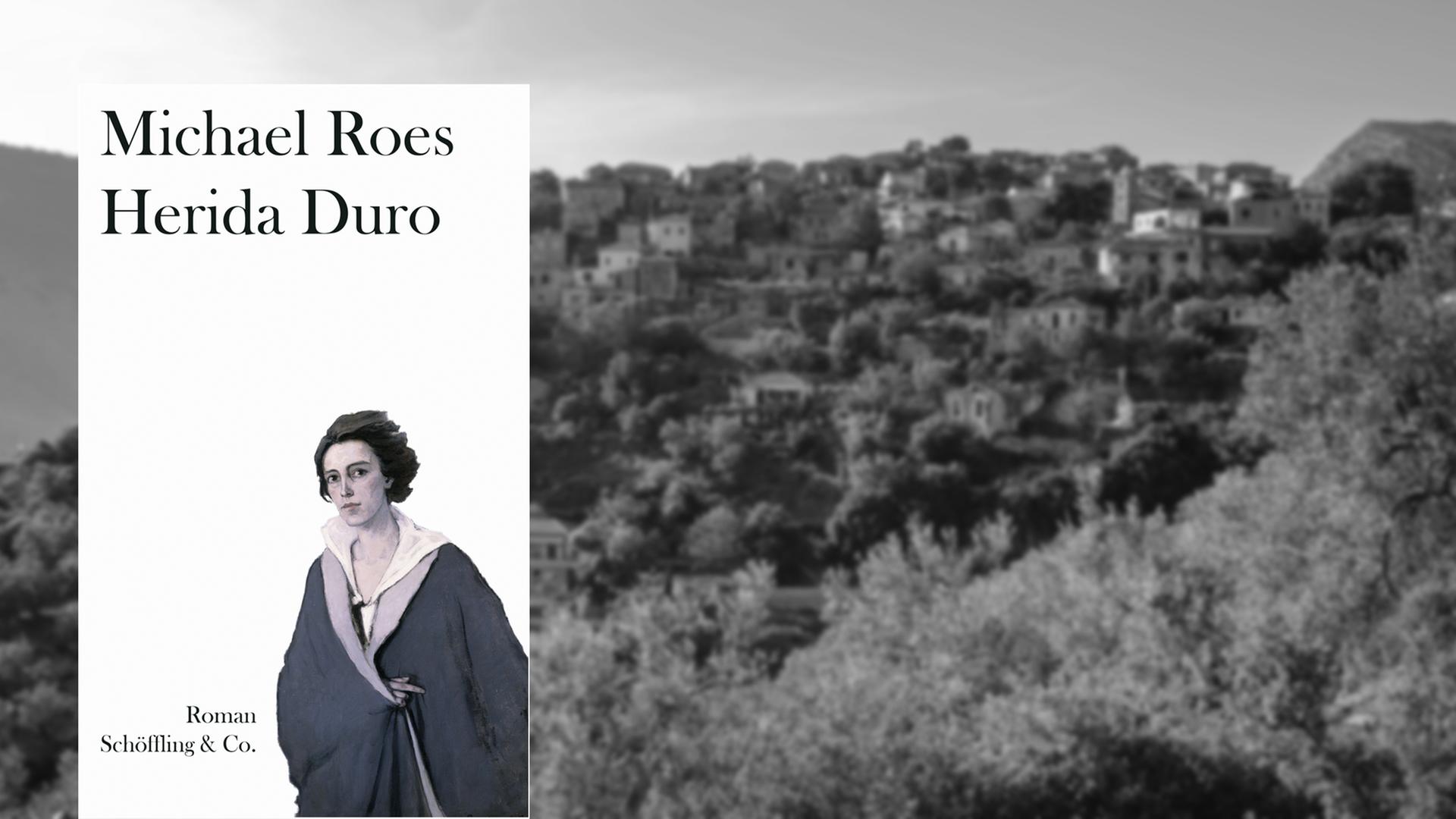 Cover des Romans "Herida Duro" von Michael Roes vor dem Hintergrund eines albanischen Bergdorfs: Auf einem Schwarz-Weiß-Bild sind Häuser über einen mit Bäumen bewachsenen Hügel verteilt.