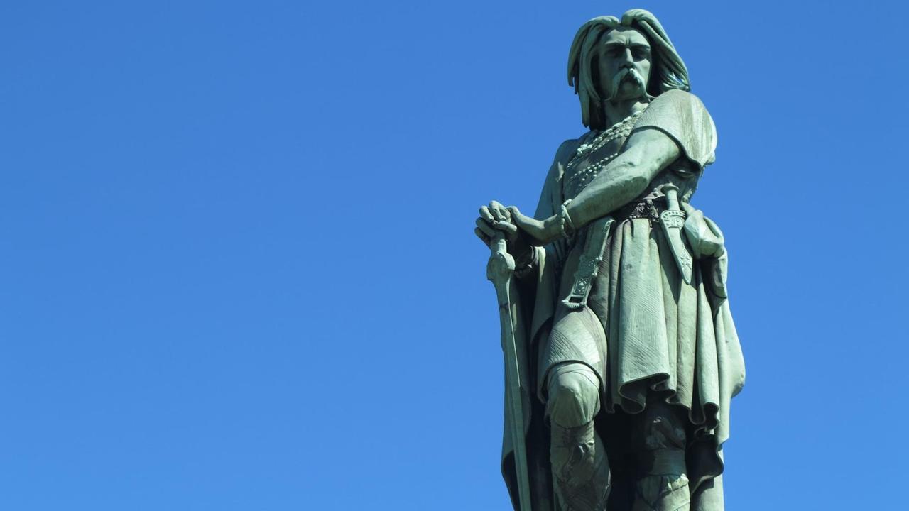 Vercingetorix-Denkmal in Alise-Sainte-Reine (Alesia). Dort hatten die Römer die Gallier im Jahr 52 vor Christus besiegt. Vercingetorix-Denkmal in Alise-Sainte-Reine (Alesia). Dort hatten die Römer die Gallier im Jahr 52 vor Christus besiegt.