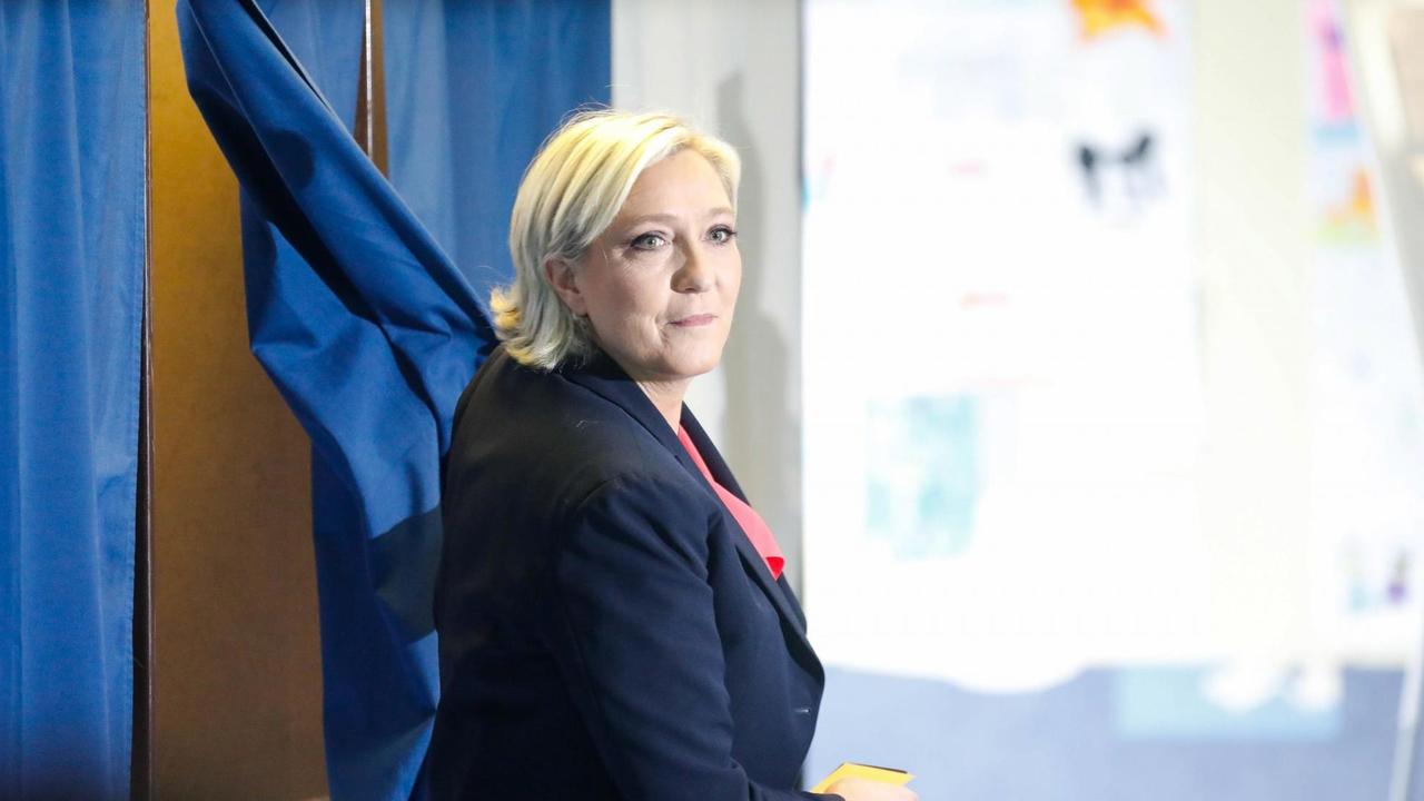 Marine Le Pen, Kandidatin des Front National, bei der Stimmabgabe in der 2. Runde der Präsidentenwahl 2017 in Frankreich Marine Le Pen, Kandidatin des Front National, bei der Stimmabgabe in der 2. Runde der Präsidentenwahl 2017 in Frankreich