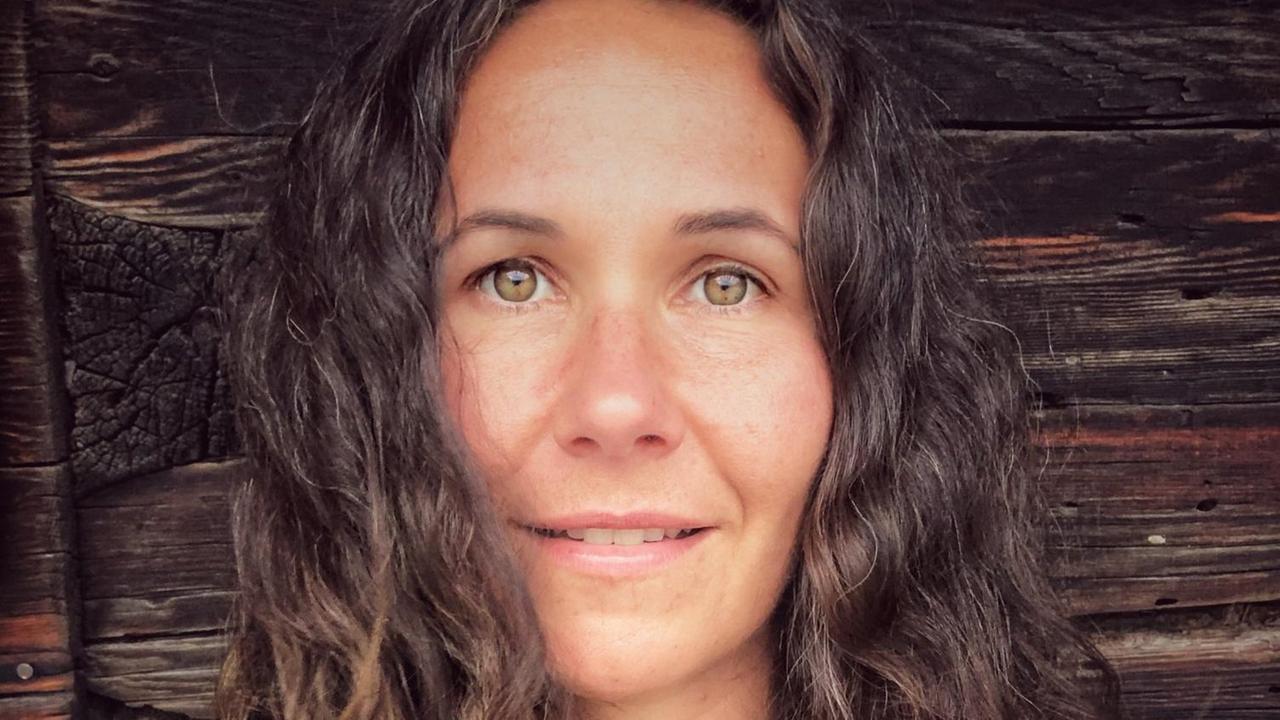 Moderatorin Sonja Koppitz schaut in die Kamera. Moderatorin Sonja Koppitz schaut in die Kamera.