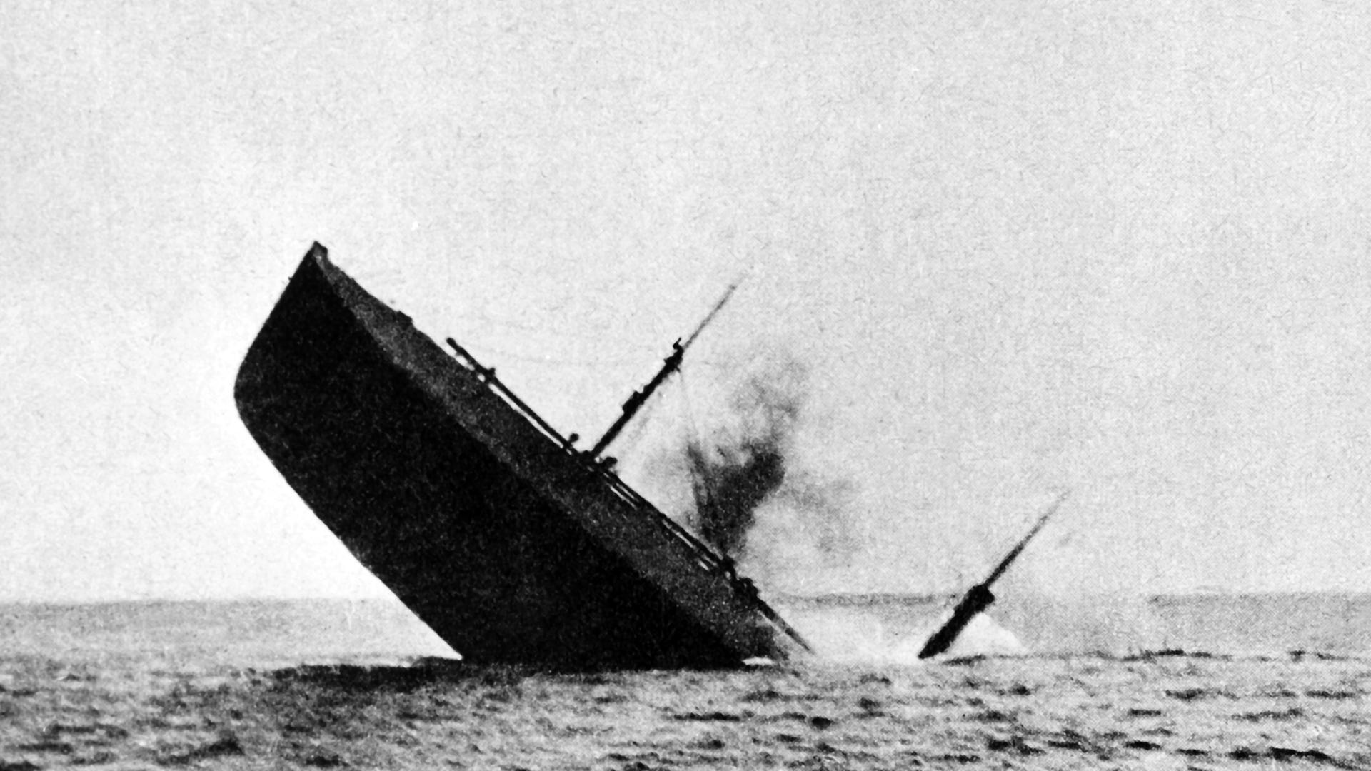 Der britische Dampfer "Iberian" sinkt nachdem er bei einer Fahrt im Nordatlantik im Juli 1915 vom deutschen U-Boot U28 torpediert worden war. Der britische Dampfer "Iberian" sinkt nachdem er bei einer Fahrt im Nordatlantik im Juli 1915 vom deutschen U-Boot U28 torpediert worden war.