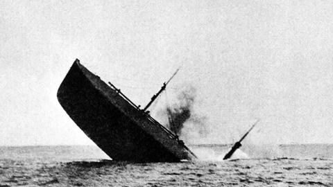 Der britische Dampfer "Iberian" sinkt nachdem er bei einer Fahrt im Nordatlantik im Juli 1915 vom deutschen U-Boot U28 torpediert worden war.