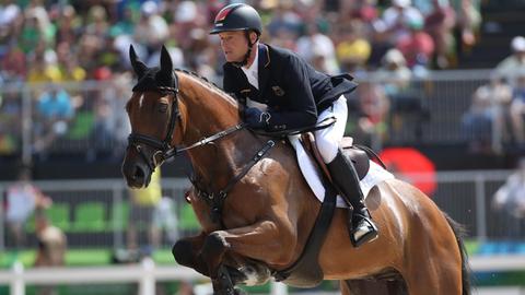 Der deutsche Vielseitigkeitsreiter Michael Jung auf seinem Pferd Sam beim Sprung.