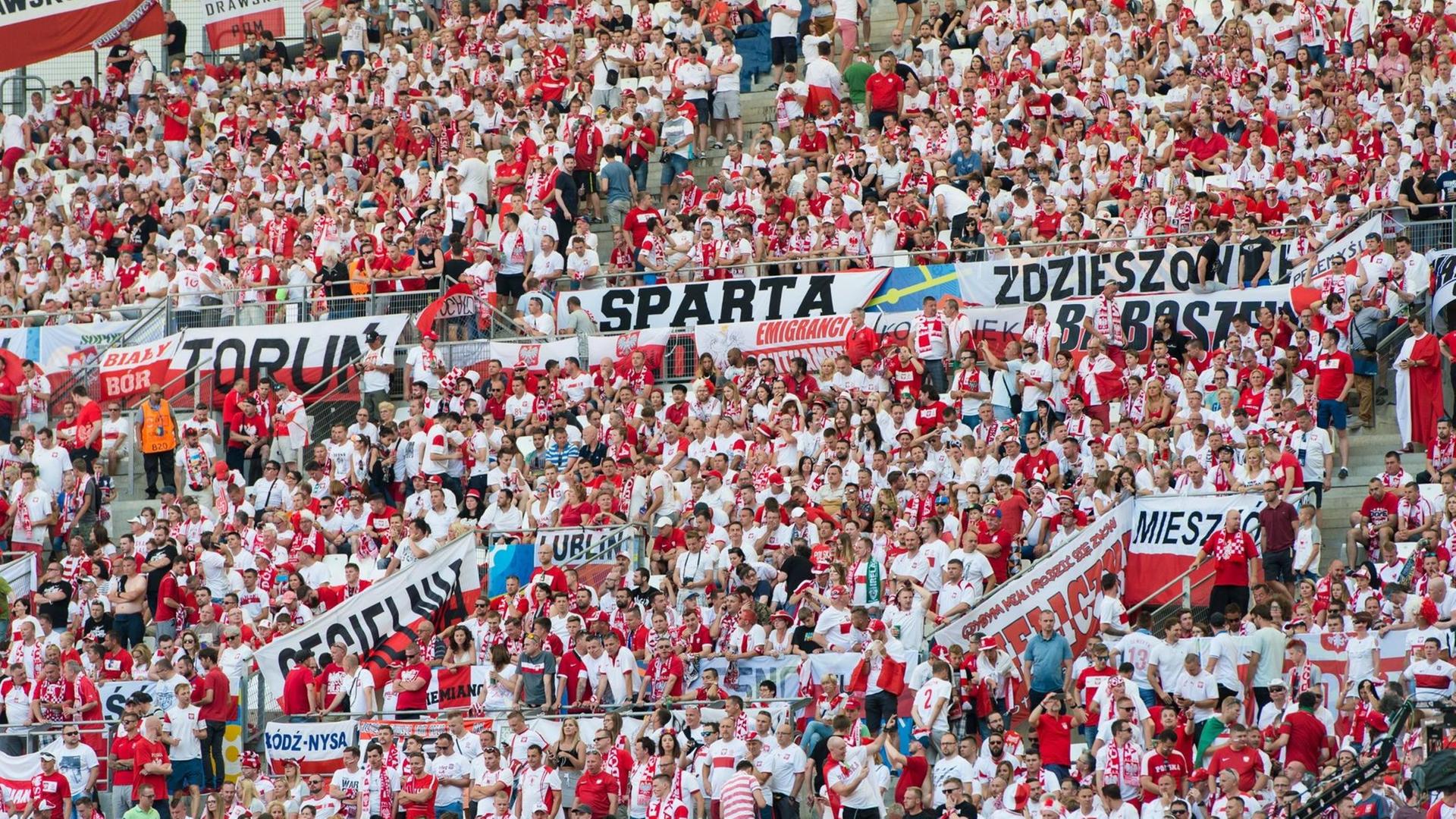 Polnische Fans im Stadion von Marseille bei der Europameisterschaft 2016. Polnische Fans im Stadion von Marseille bei der Europameisterschaft 2016.