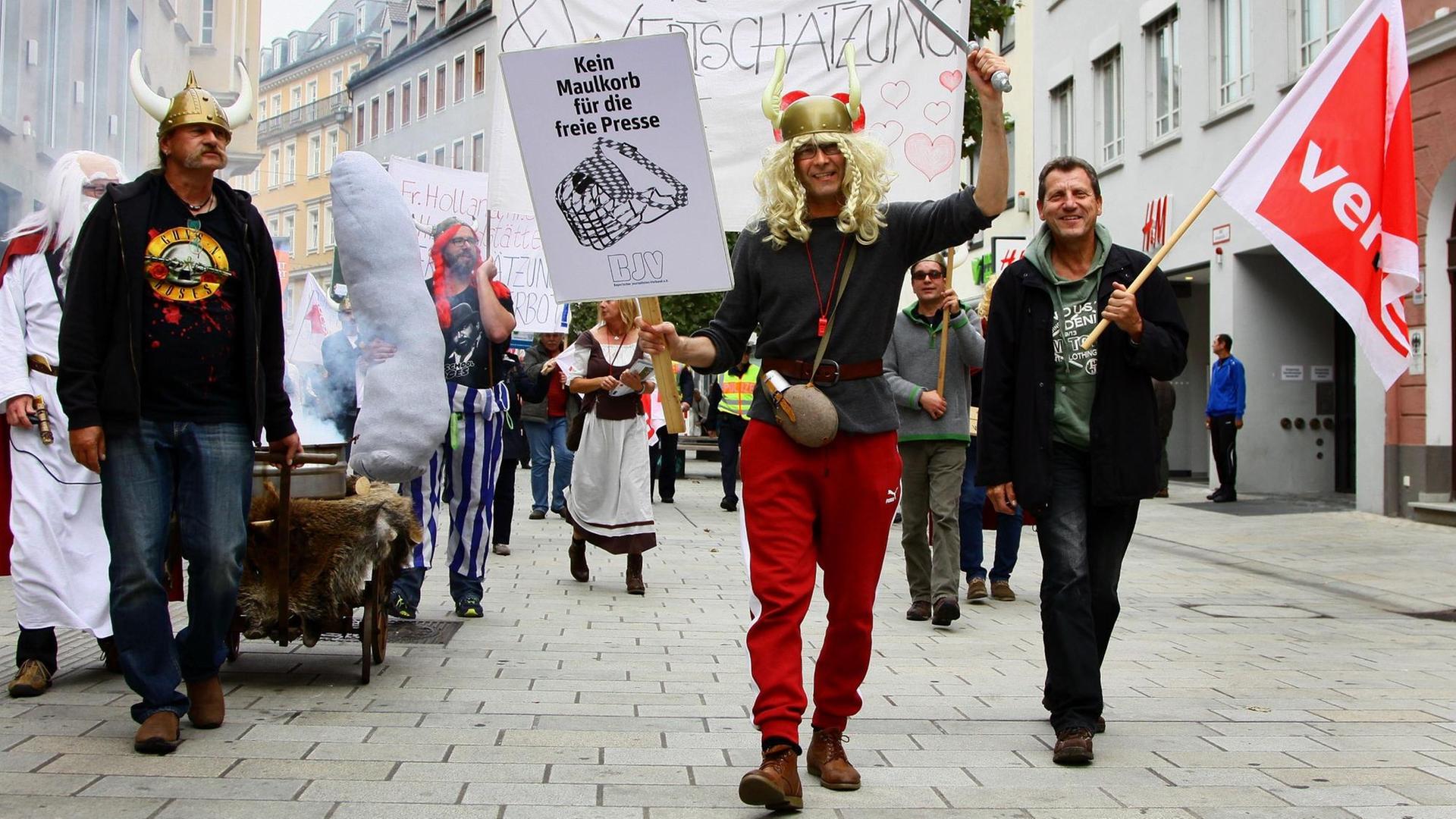 Als Gallier verkleidet machten die Mitarbeiter des Obermain-Tagblatt in ihrer Region auf sich aufmerksam. Als Gallier verkleidet machten die Mitarbeiter des Obermain-Tagblatt in ihrer Region auf sich aufmerksam.
