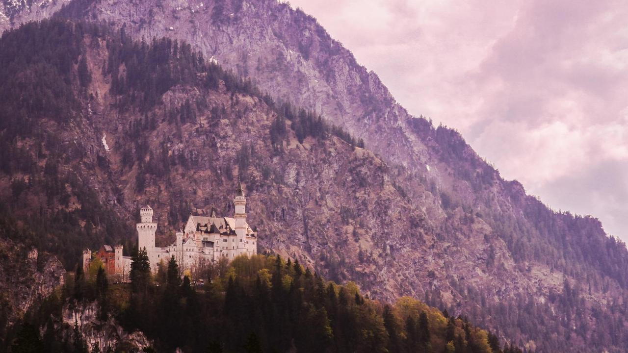 Das Schloss Neuschwanstein steht oberhalb von Hohenschwangau bei Füssen im südöstlichen bayerischen Allgäu. Die Architektur und Innenausstattung sind vom romantischen Eklektizismus des 19. Jahrhunderts geprägt; das Schloss gilt als ein Hauptwerk des Historismus. Das Schloss Neuschwanstein steht oberhalb von Hohenschwangau bei Füssen im südöstlichen bayerischen Allgäu. Die Architektur und Innenausstattung sind vom romantischen Eklektizismus des 19. Jahrhunderts geprägt; das Schloss gilt als ein Hauptwerk des Historismus.