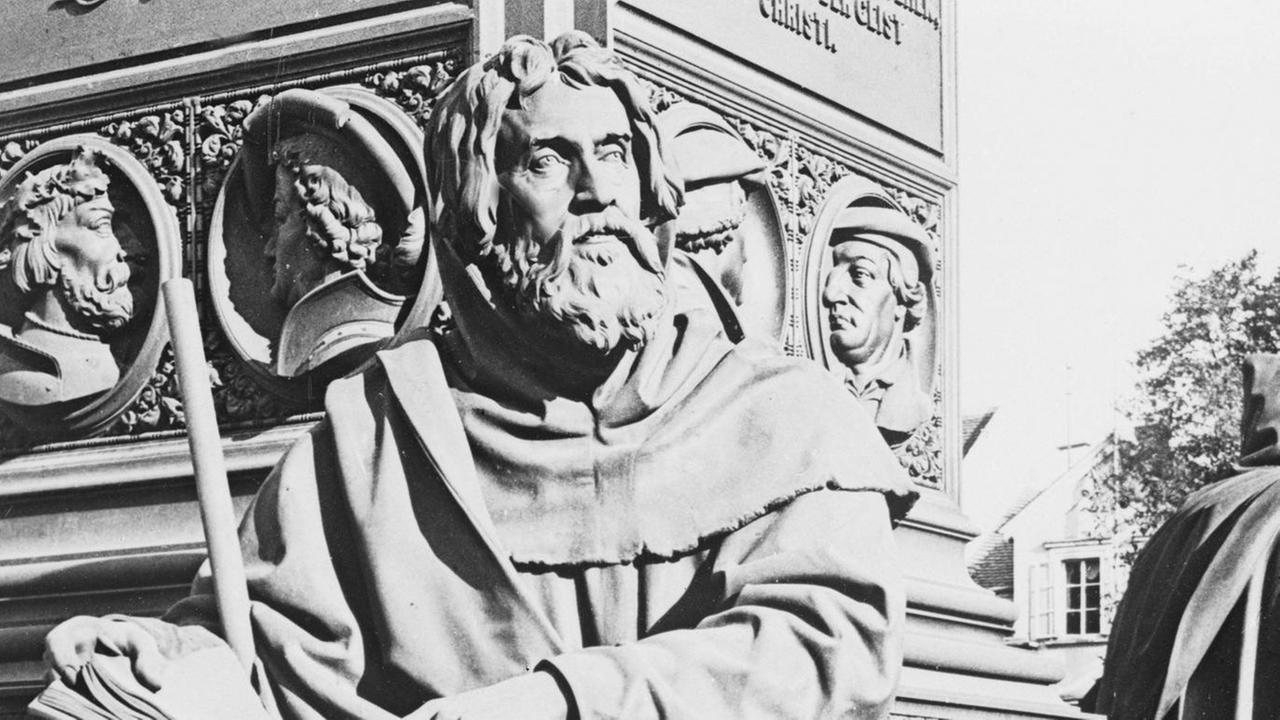 Der Wanderprediger Petrus Valdes als Skulptur am Martin-Luther-Denkmal in Worms Der Wanderprediger Petrus Valdes als Skulptur am Martin-Luther-Denkmal in Worms