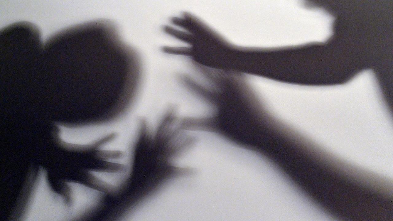Das gestellte Bild zum Thema häusliche Gewalt symbolisiert, wie ein Kind versucht, sich vor der Gewalt eines Erwachsenen zu schützen. Das gestellte Bild zum Thema häusliche Gewalt symbolisiert, wie ein Kind versucht, sich vor der Gewalt eines Erwachsenen zu schützen.