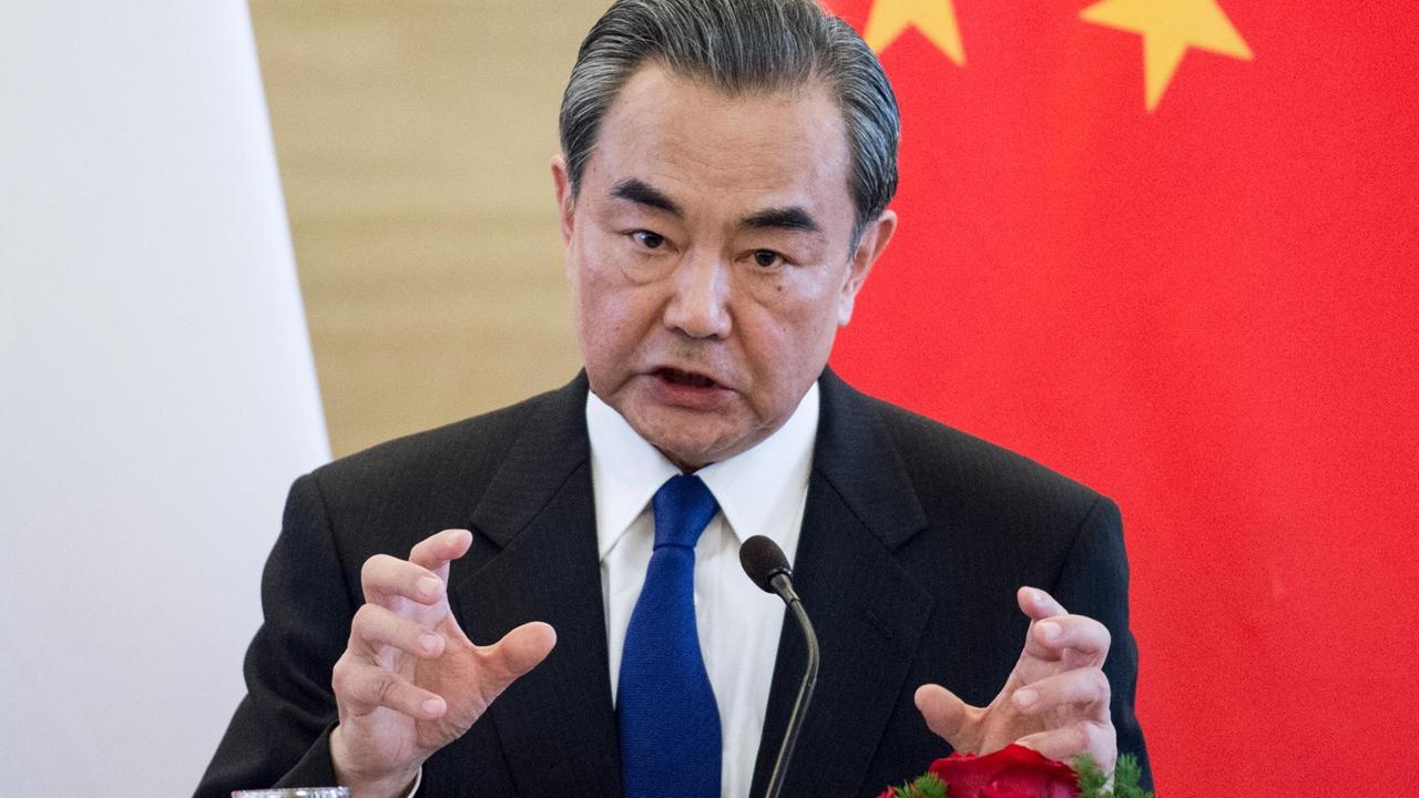 Chinas Außenminister Wang äußert sich in Peking (14.4.17)  zum Nordkorea-Konflikt. 