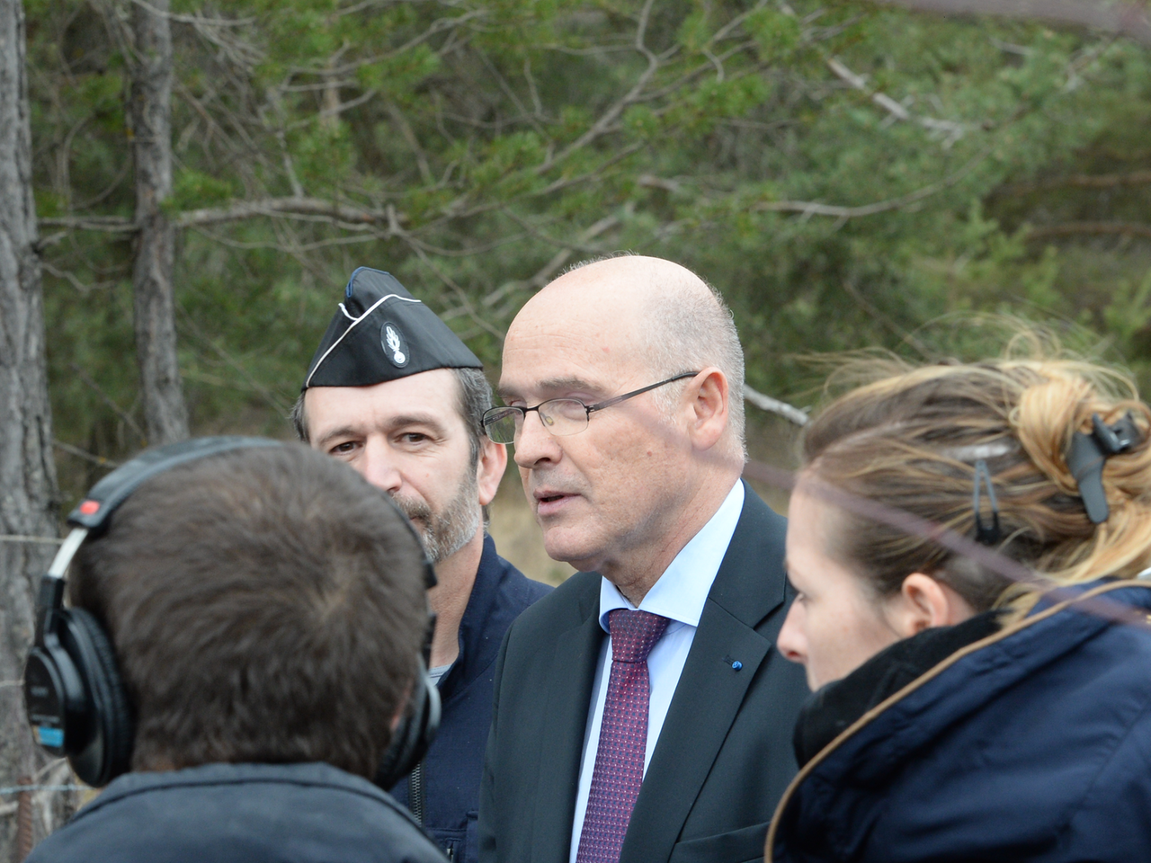 Der französische Staatsanwalt Brice Robin (Mitte) informiert sich in Seyne-les-Alpes über den Absturz des Germanwing-Flugs Der französische Staatsanwalt Brice Robin (Mitte) informiert sich in Seyne-les-Alpes über den Absturz des Germanwing-Flugs