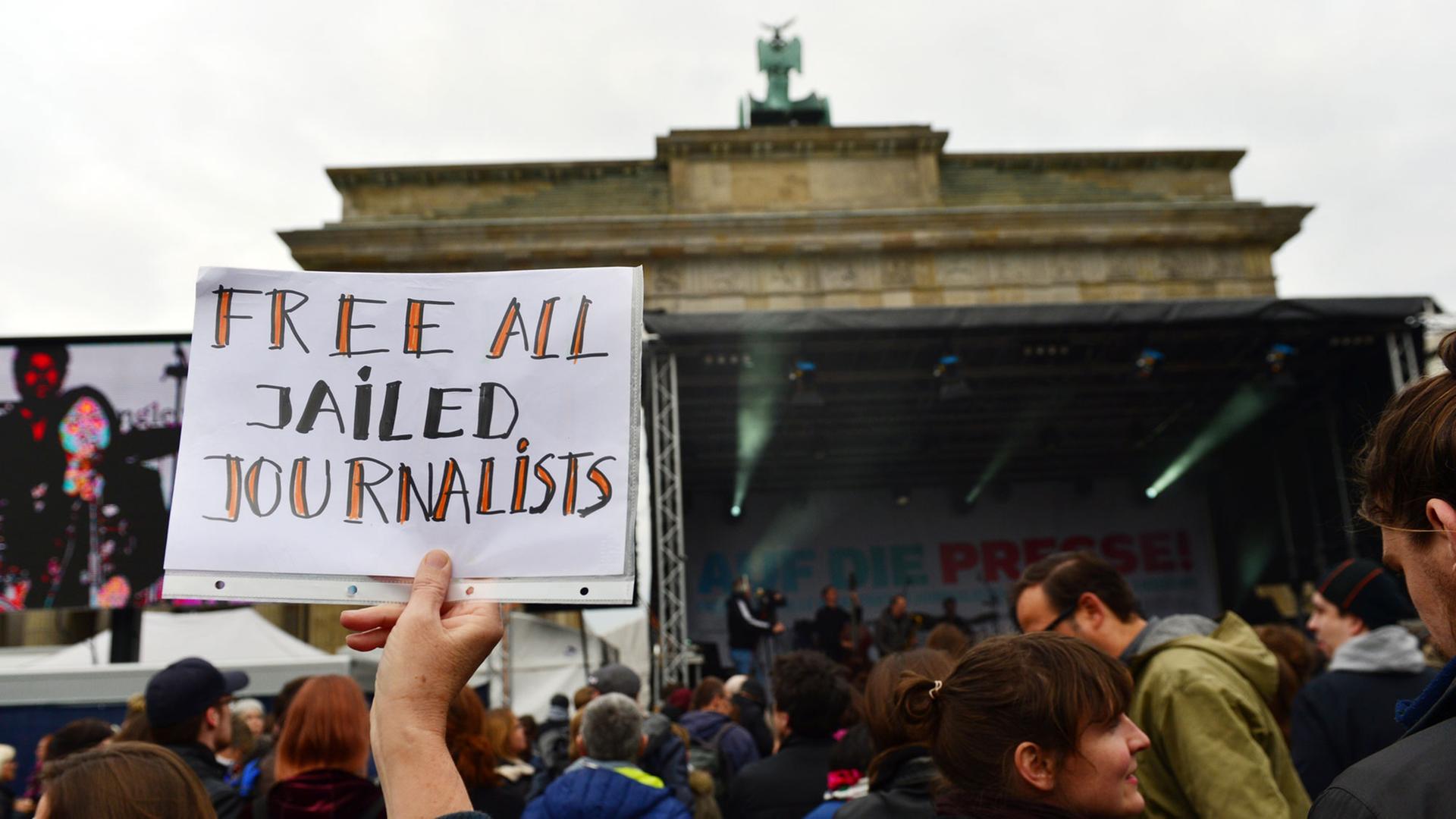Demonstranten protestieren am 03.05.2017 in Berlin vor dem Brandenburger Tor bei einer Aktion von Amnesty International und Reporter ohne Grenzen der Initiative Free Deniz für Presse- und Meinungsfreiheit in der Türkei und die Freilassung inhaftierter Journalisten. Demonstranten protestieren am 03.05.2017 in Berlin vor dem Brandenburger Tor bei einer Aktion von Amnesty International und Reporter ohne Grenzen der Initiative Free Deniz für Presse- und Meinungsfreiheit in der Türkei und die Freilassung inhaftierter Journalisten.