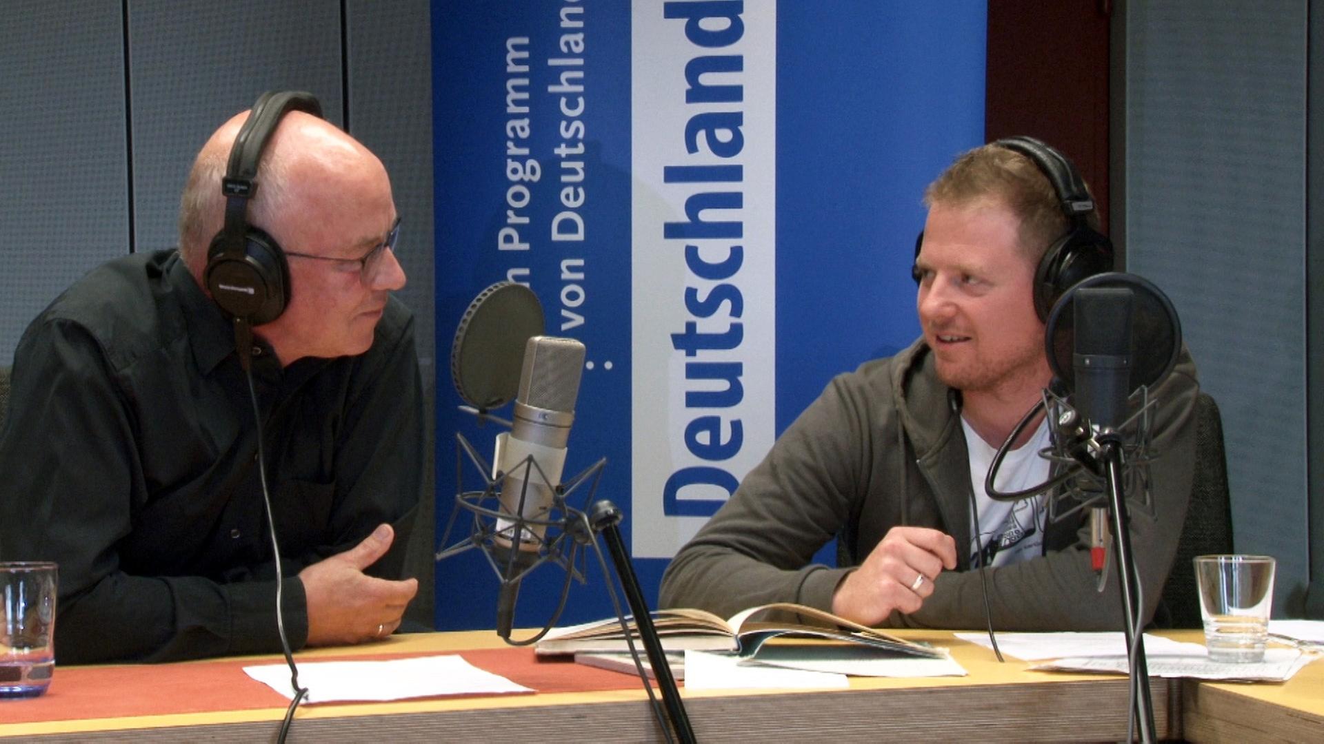 Kay Lorentz (links) und Martin Zingsheim (rechts) unterhalten sich im Deutschlandfunk in Köln im Studiogespräch über Lore Lorentz und die Neuvertonung ihrer oftmals politischen Lieder. Kay Lorentz (links) und Martin Zingsheim (rechts) unterhalten sich im Deutschlandfunk in Köln im Studiogespräch über Lore Lorentz und die Neuvertonung ihrer oftmals politischen Lieder.