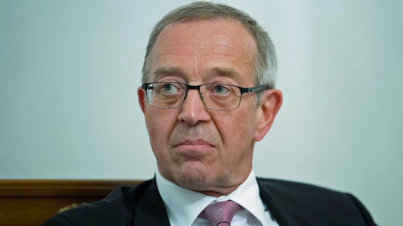 Der Journalist Günter Bannas blickt am 05.09.2017 während einer Gesprächsrunde mit dem Titel "Von der Bonner zur Berliner Republik: Erinnerungen und Lehrstücke" in der Villa Hammerschmidt in Bonn (Nordrhein-Westfalen) in die Runde. Foto: Marius Becker/dpa | Verwendung weltweit Der Journalist Günter Bannas blickt am 05.09.2017 während einer Gesprächsrunde mit dem Titel "Von der Bonner zur Berliner Republik: Erinnerungen und Lehrstücke" in der Villa Hammerschmidt in Bonn (Nordrhein-Westfalen) in die Runde. Foto: Marius Becker/dpa | Verwendung weltweit