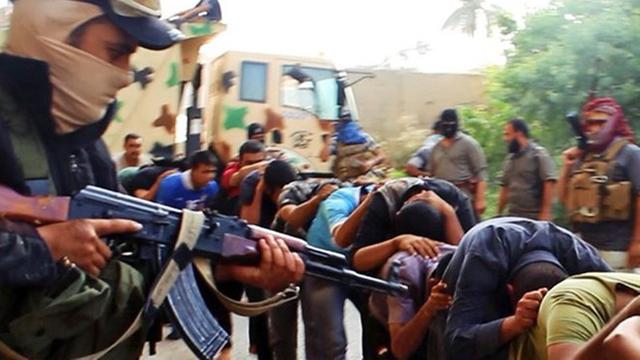 Propaganda der Dschihadisten: Das Foto zeigt die Vorführung irakischer Soldaten
