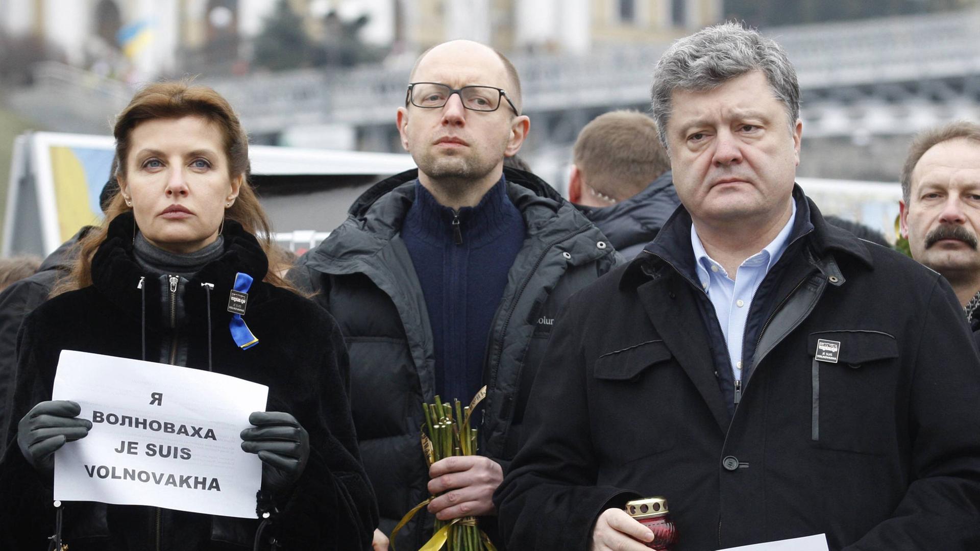 Petro Poroschenko (r.) und Mitglieder seiner Regierung bei einer Trauerzeremonie in Kiew Petro Poroschenko (r.) und Mitglieder seiner Regierung bei einer Trauerzeremonie in Kiew