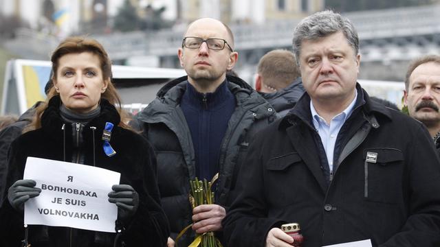 Petro Poroschenko (r.) und Mitglieder seiner Regierung bei einer Trauerzeremonie in Kiew