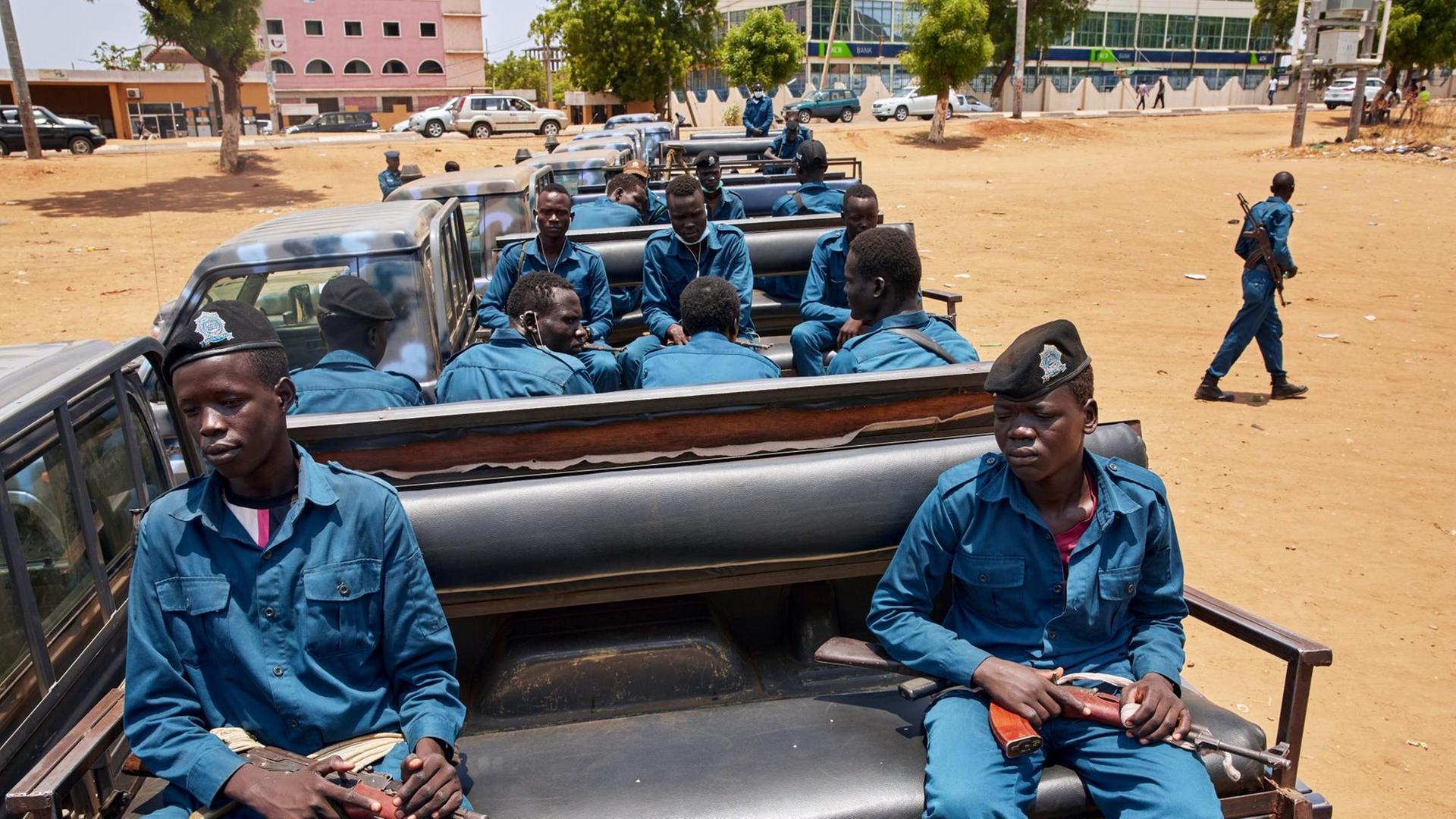 Polizisten der SSNPS (South Sudan National Police Service) auf Pickup-Trucks bei einer Patrouille in den Straßen von Juba in Südsudan
