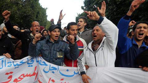 Gegen die Arbeitslosigkeit in Tunesien demonstrierende Menschen in der tunesischen Hauptstadt Tunis am 22.01.2016. Aufgrund von Krawallen und Angriffen auf öffentliche und private Einrichtungen verhängte die tunesische Regierung den Ausnahmezustand und ein nächtliches Ausgangsverbot. EPA/MOHAMED MESSARA