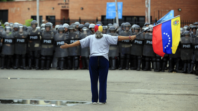 Demonstranten protestieren gegen Venezuelas Präsident Maduro - und werden von einem massiven Polizeiaufgebot begleitet