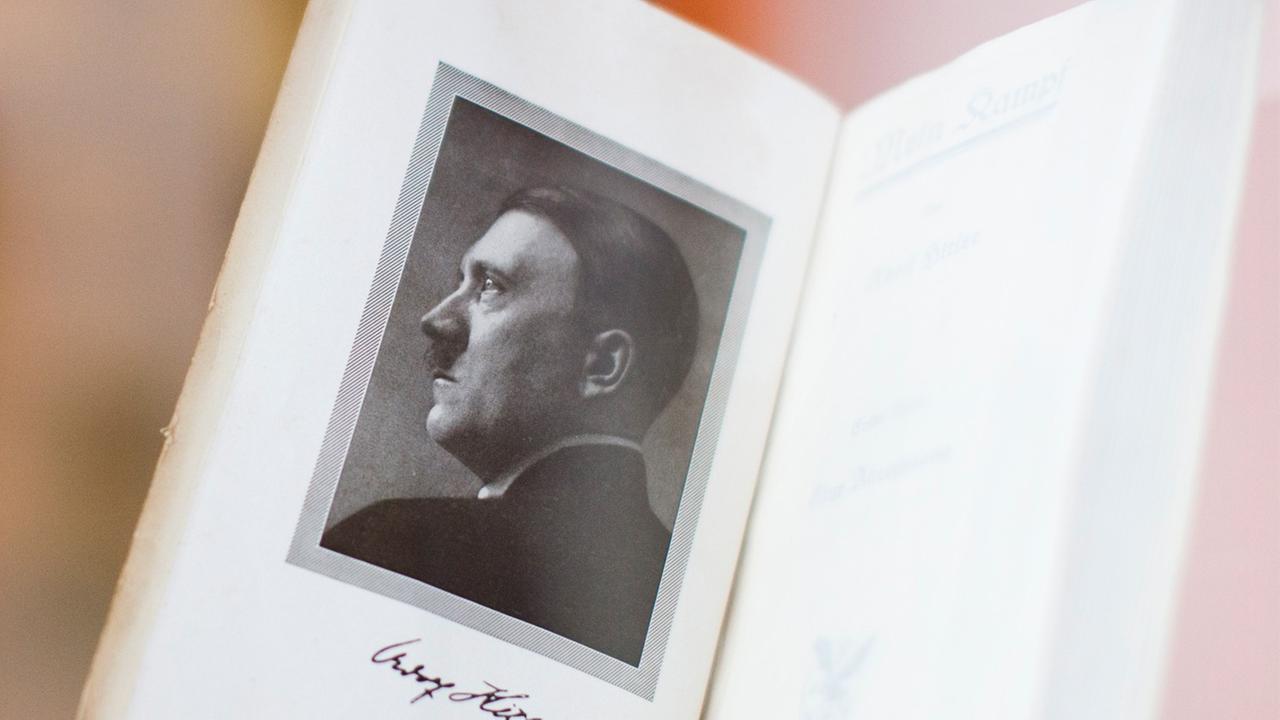 Das Buch "Mein Kampf - 1. Band" von Adolf Hitler wird im Kunstmuseum in Solingen in der Ausstellung "Die verbrannten Dichter" gezeigt. Das Buch "Mein Kampf - 1. Band" von Adolf Hitler wird im Kunstmuseum in Solingen in der Ausstellung "Die verbrannten Dichter" gezeigt.