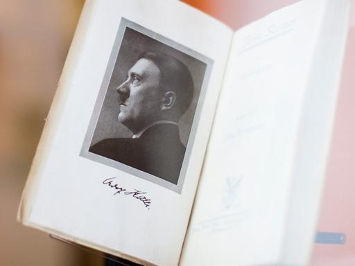 Das Buch "Mein Kampf - 1. Band" von Adolf Hitler wird im Kunstmuseum in Solingen in der Ausstellung "Die verbrannten Dichter" gezeigt.