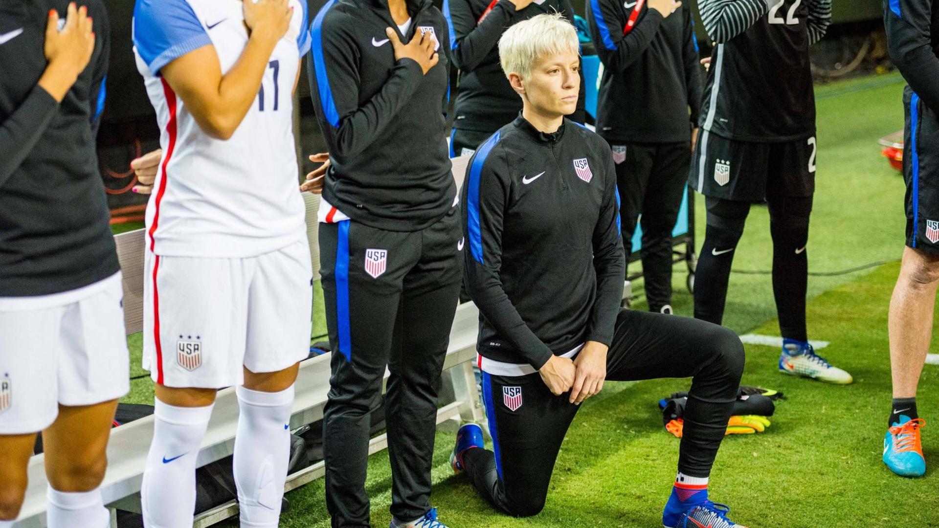Fußballerin Megan Rapinoe kniet 2016 während der US-Hymne. Fußballerin Megan Rapinoe kniet 2016 während der US-Hymne.