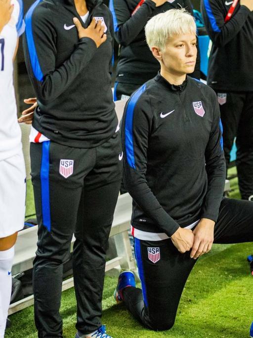 Fußballerin Megan Rapinoe kniet 2016 während der US-Hymne.