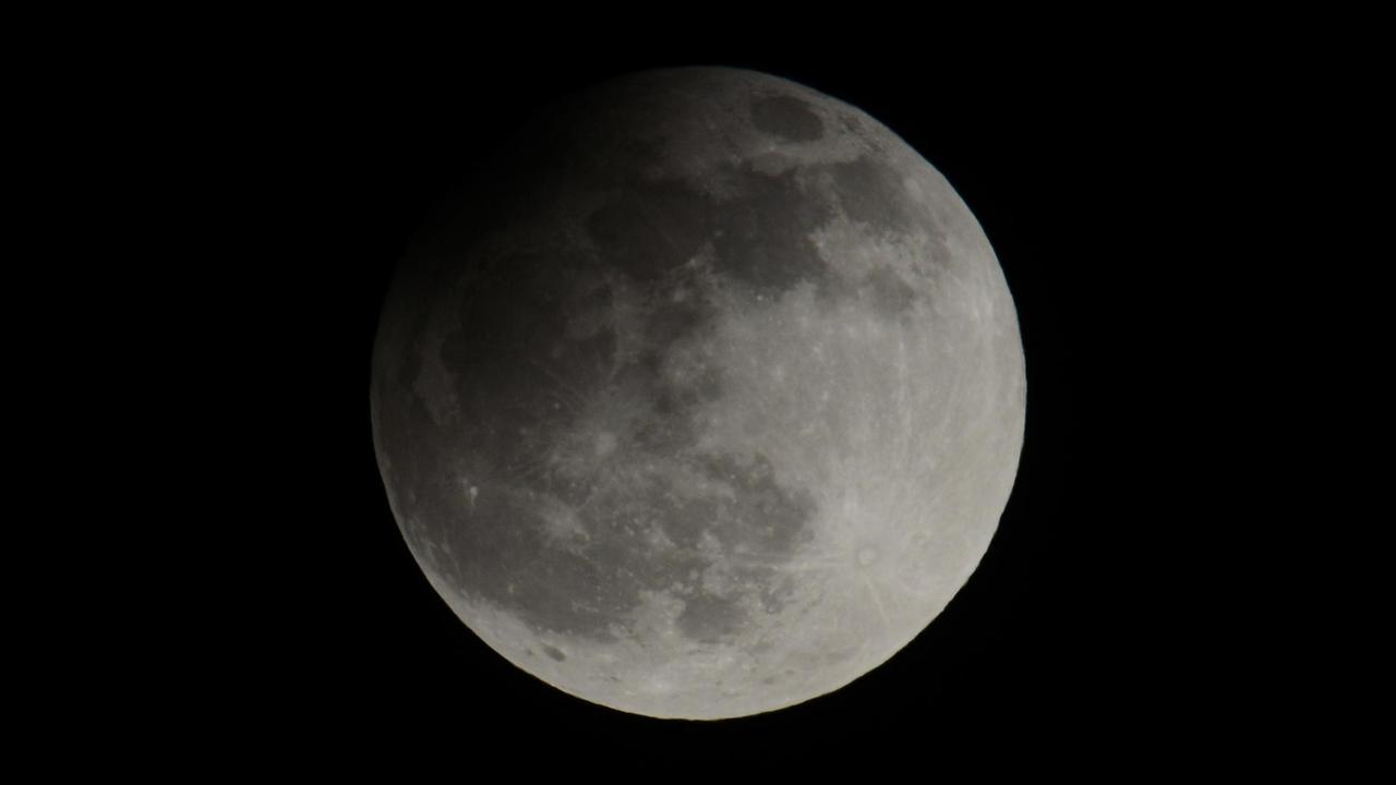Aufnahme einer partiellen Mondfinsternis im Jahr 2013 über Freiburg