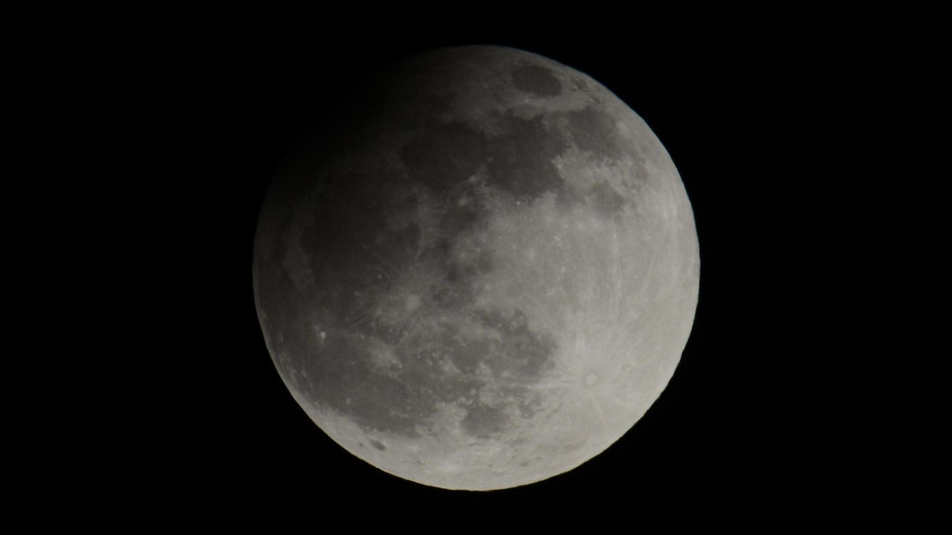 Aufnahme einer partiellen Mondfinsternis über Freiburg Aufnahme einer partiellen Mondfinsternis über Freiburg
