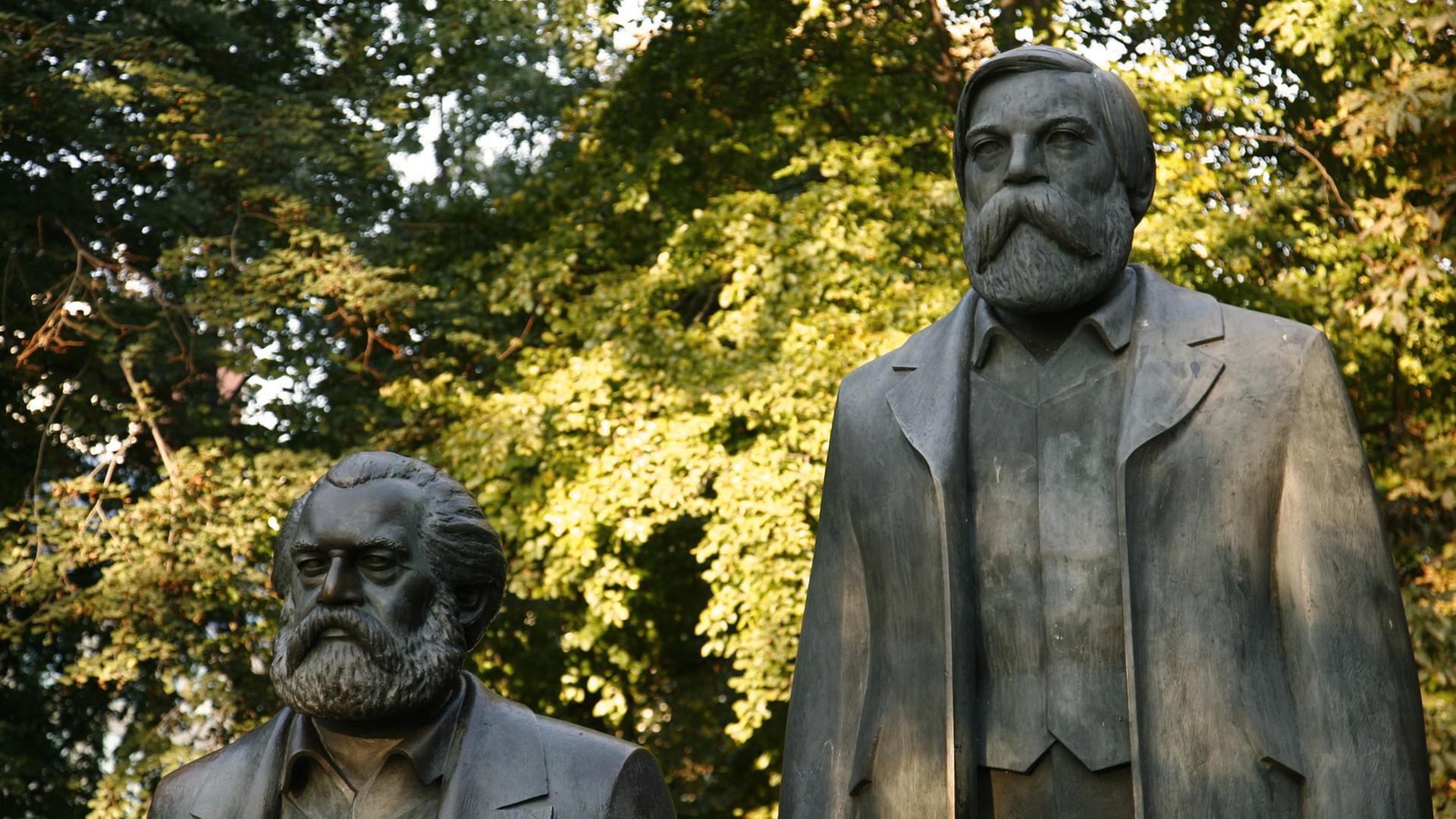 Das Denkmal für Karl Marx und Friedrich Engels in Berlin nahe dem Alexanderplatz Das Denkmal für Karl Marx und Friedrich Engels in Berlin nahe dem Alexanderplatz