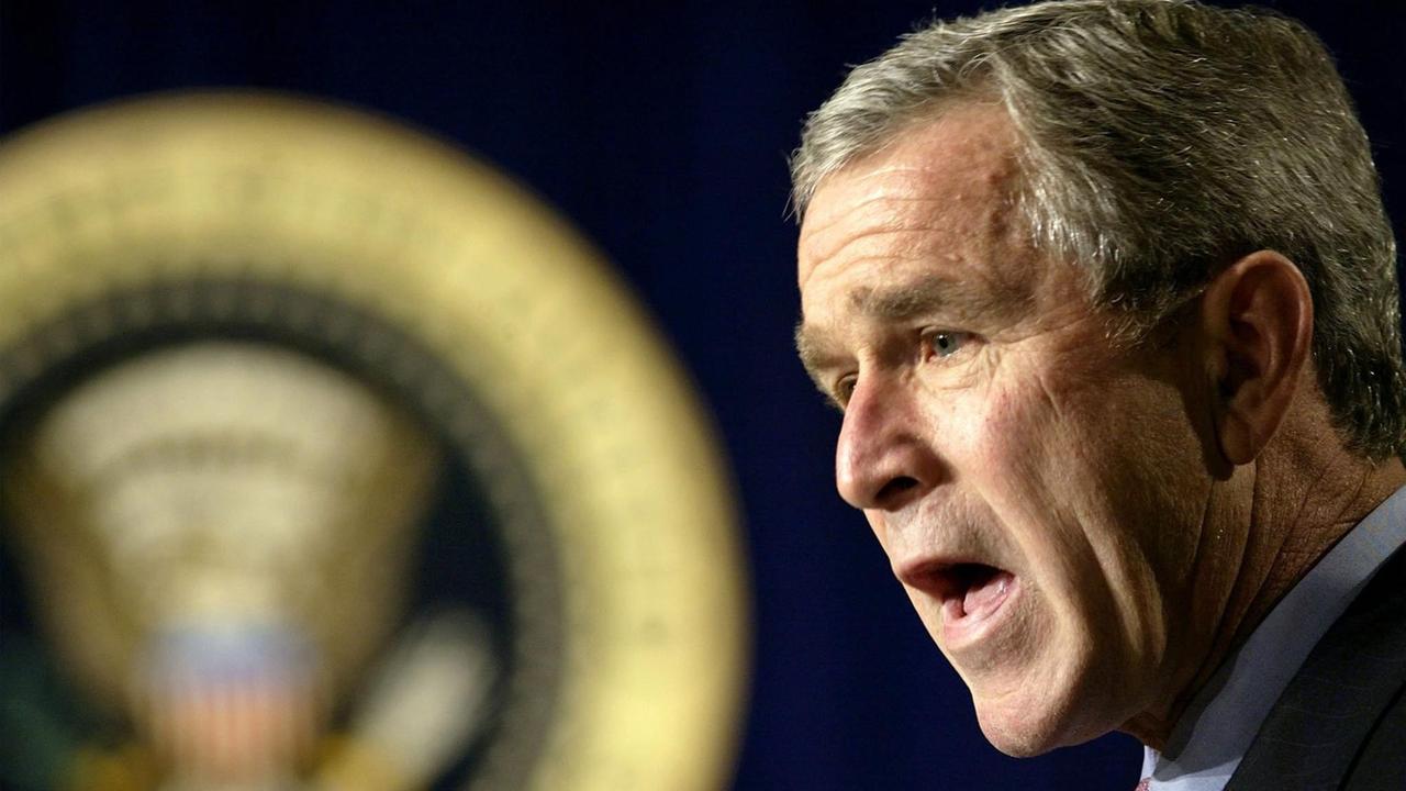 Der Präsident der Vereinigten Staaten, George W. Bush, hält am 11.10.2002 im Weißen Haus in Washington eine Rede. Amerika spricht nach Auffassung Bushs im Irak-Konflikt jetzt "mit einer Stimme". Der Präsident der Vereinigten Staaten, George W. Bush, hält am 11.10.2002 im Weißen Haus in Washington eine Rede. Amerika spricht nach Auffassung Bushs im Irak-Konflikt jetzt "mit einer Stimme".