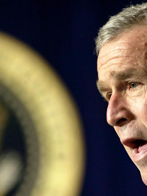 Der Präsident der Vereinigten Staaten, George W. Bush, hält am 11.10.2002 im Weißen Haus in Washington eine Rede. Amerika spricht nach Auffassung Bushs im Irak-Konflikt jetzt "mit einer Stimme".